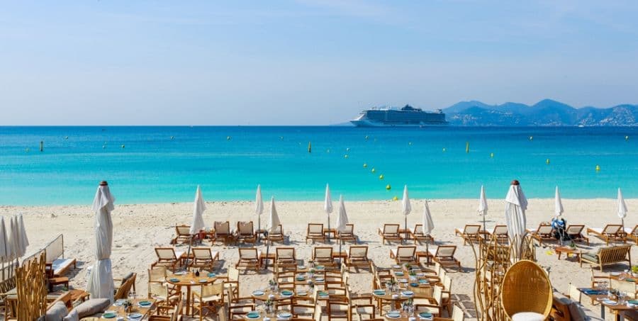 relax_on_the_sandy_beaches_in_cannes.jpg