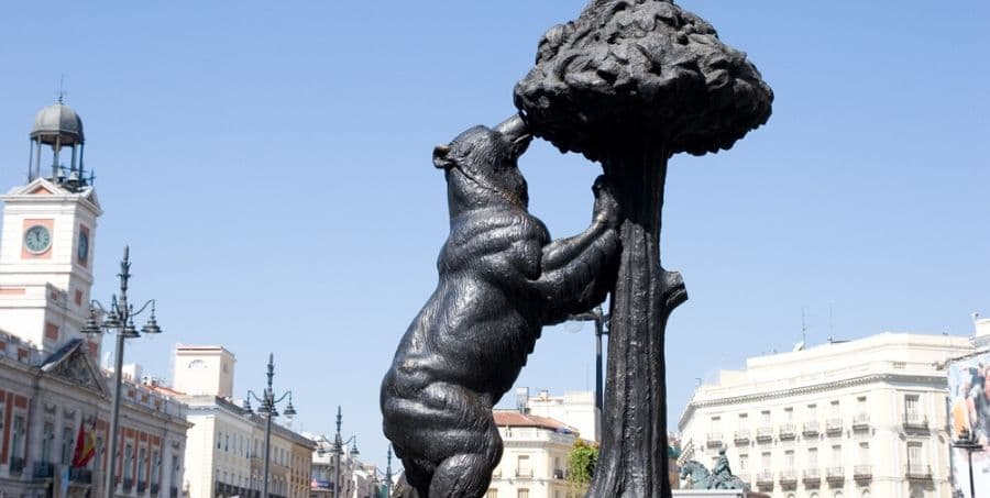 bear-and-the-strawberry-tree-in-statue-madrid.jpg