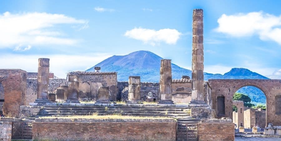 explore-pompeii-guided-excursion.jpg