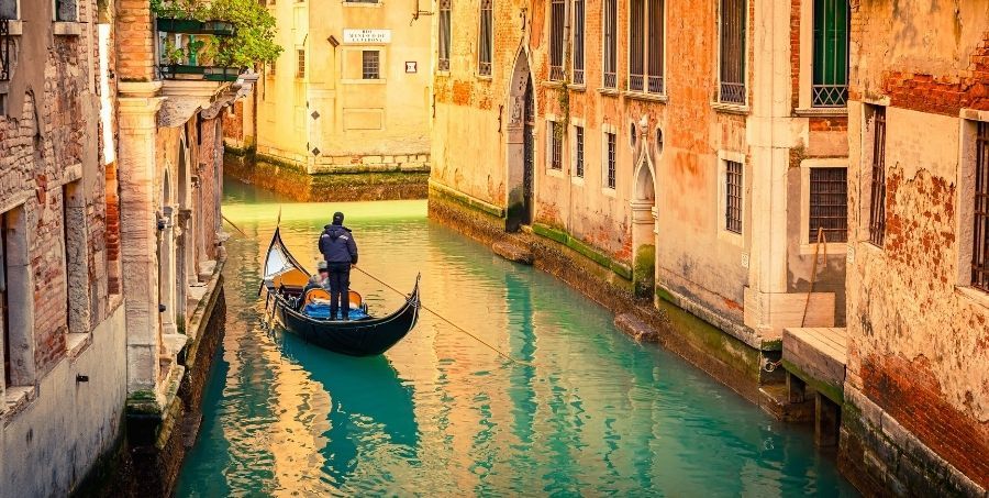 gondola-rides-in-venice.jpg