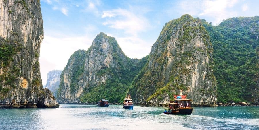 visit-halong-bay-vietnam-holiday.jpg