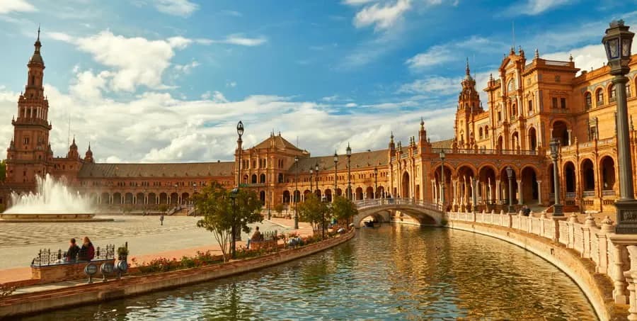 explore_plaza_de_espana_in_seville.jpg