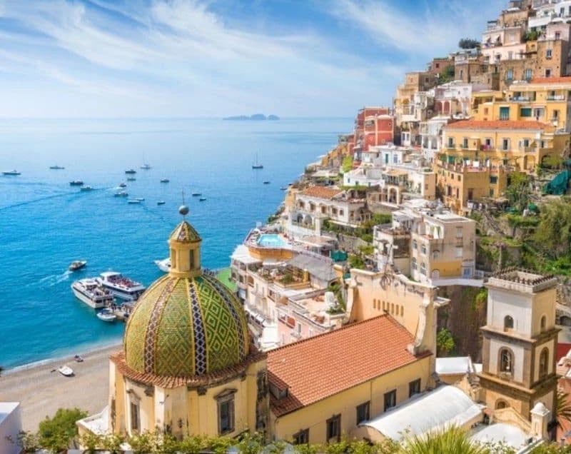 Visit the town Positano on a boat trip