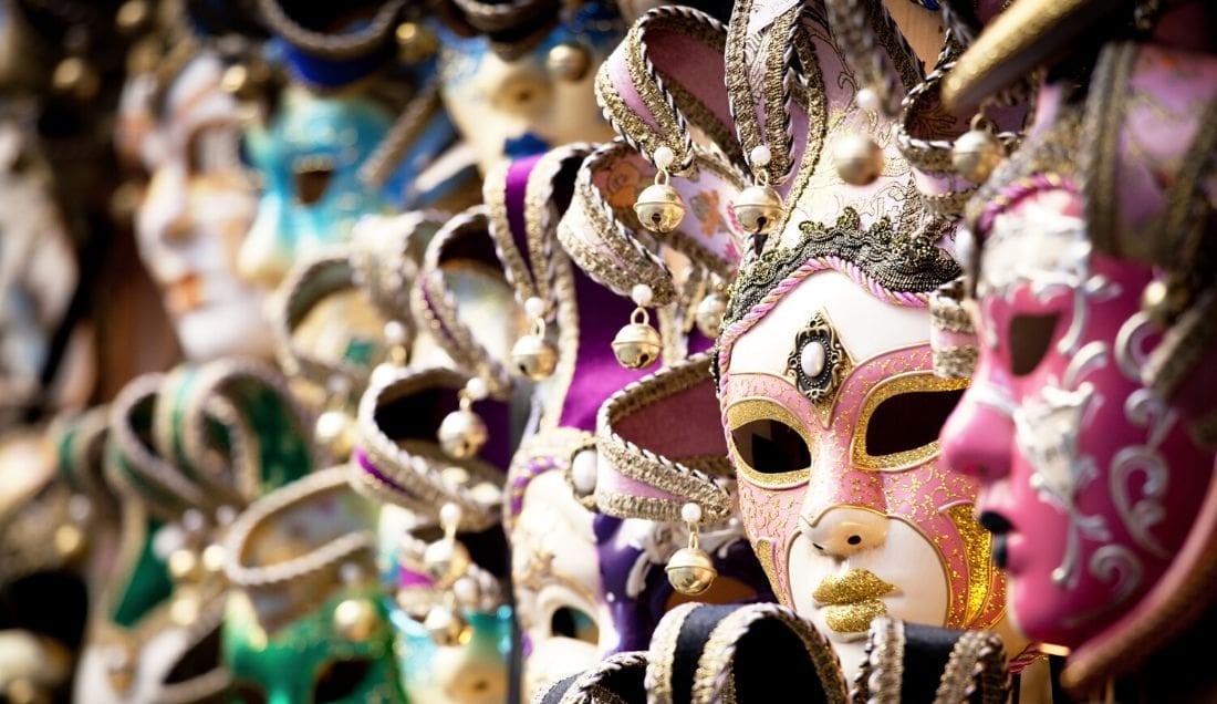 Pick up a souvenir in Venice