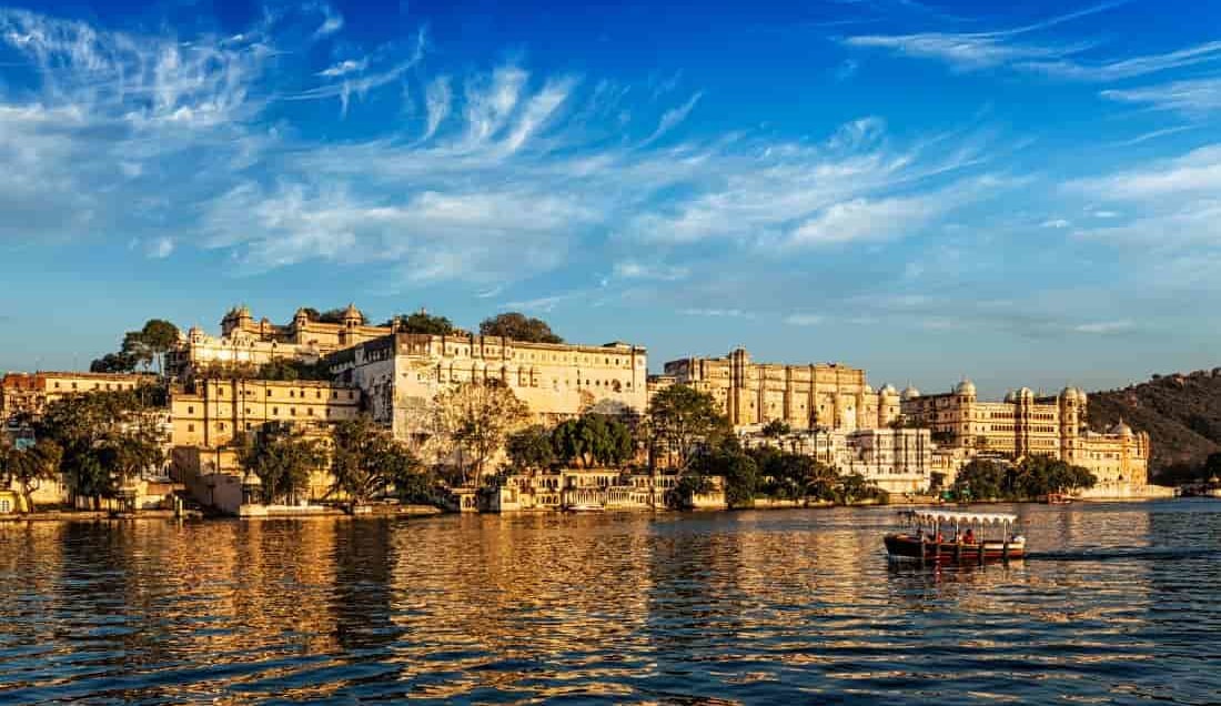 Take a boat trip around Lake Pichola 