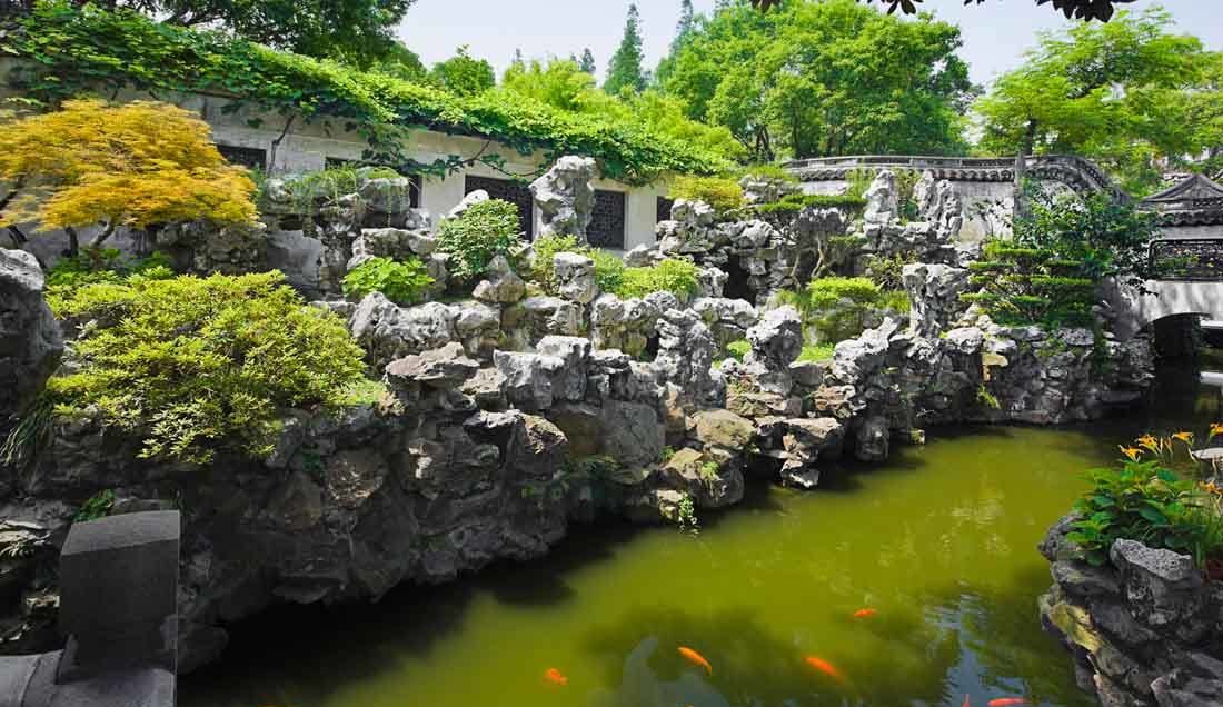Visit the beautiful Yu Garden in Shanghai