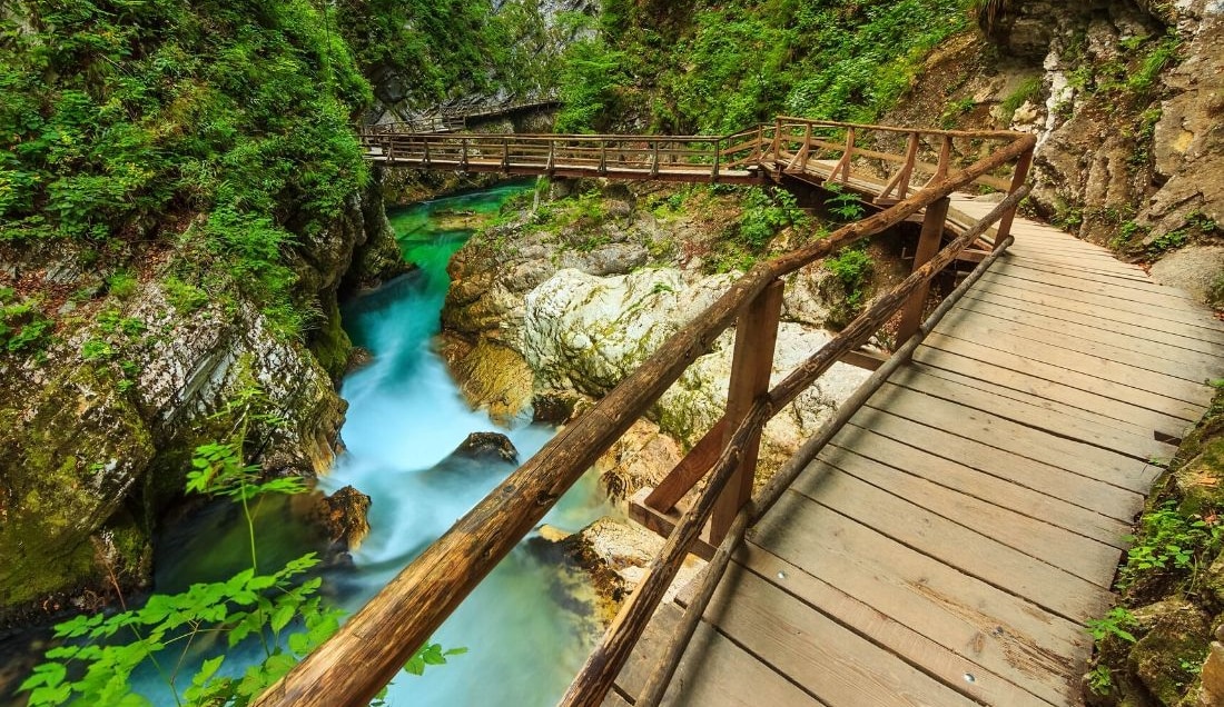 Fully guided walking tour along Sum waterfall