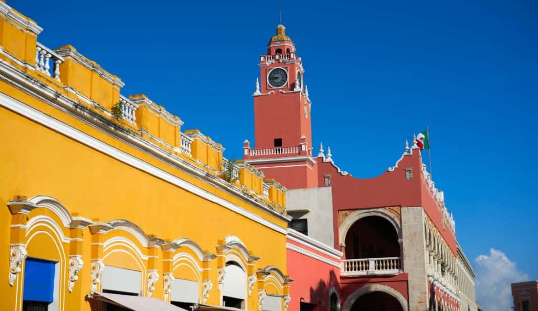 See the colonial buildings of Merida
