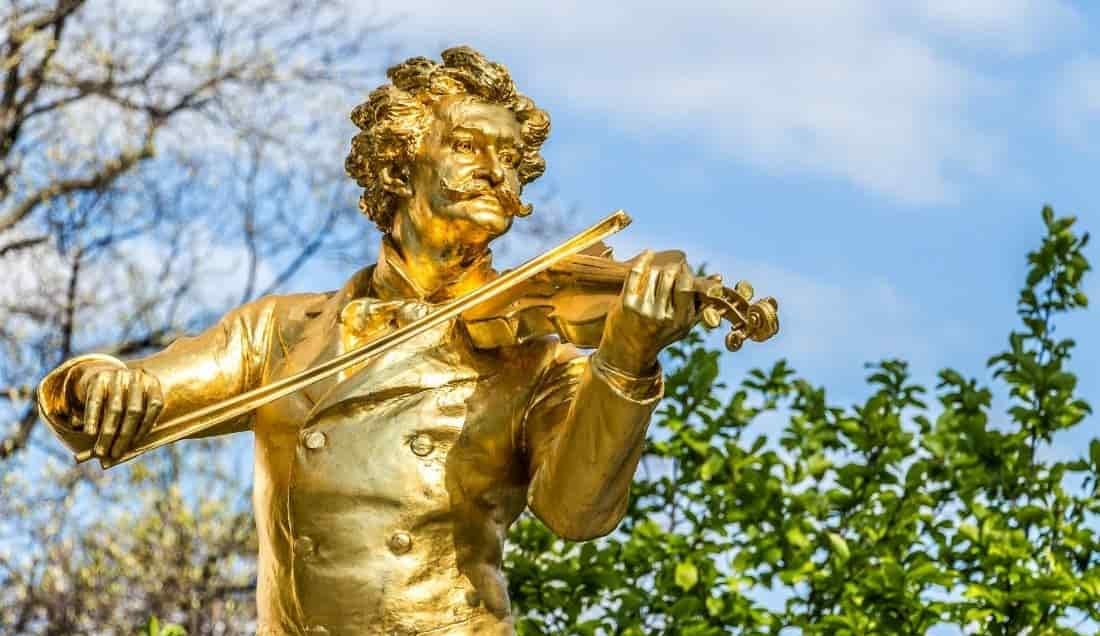 See the Strauss Memorial in Stadtpark 