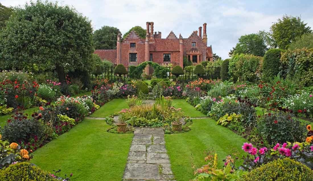 Visit Sunken Garden in Hampton Court