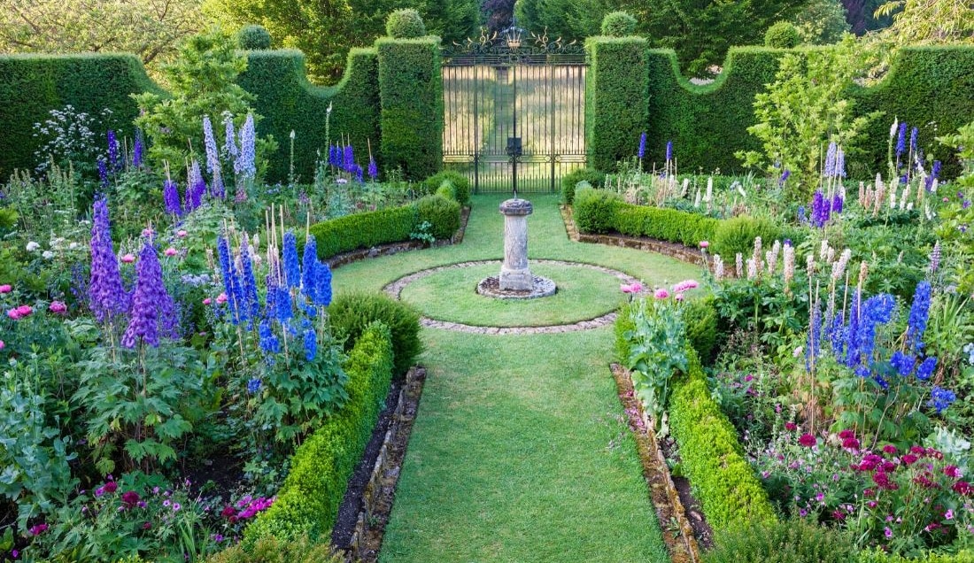 See the Sundial Garden at Highgrove 