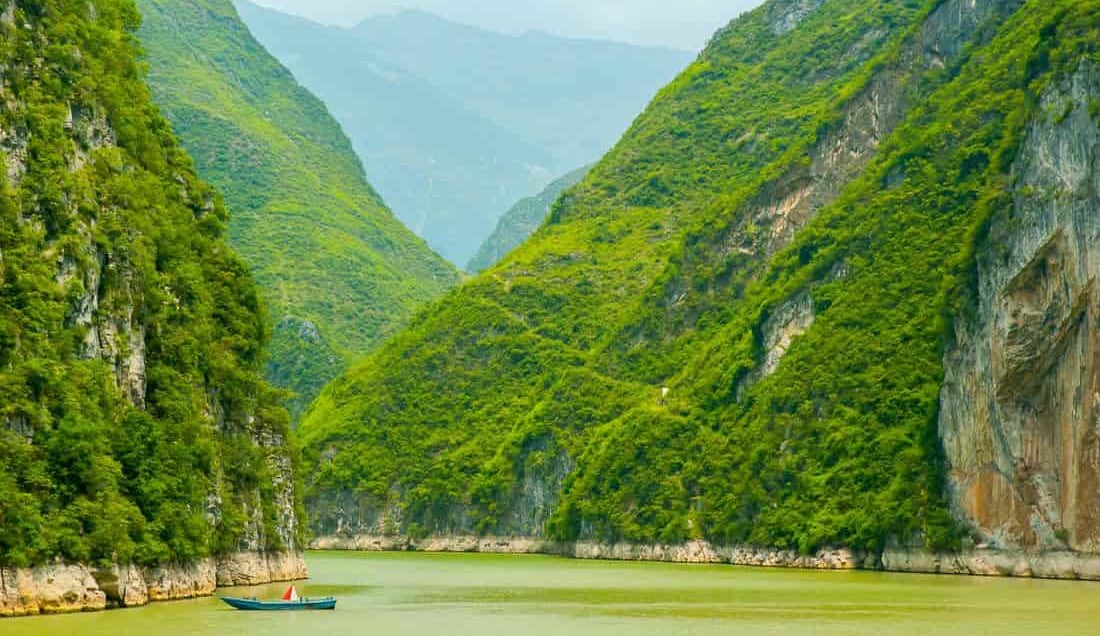 Cruise along the Yangtze River