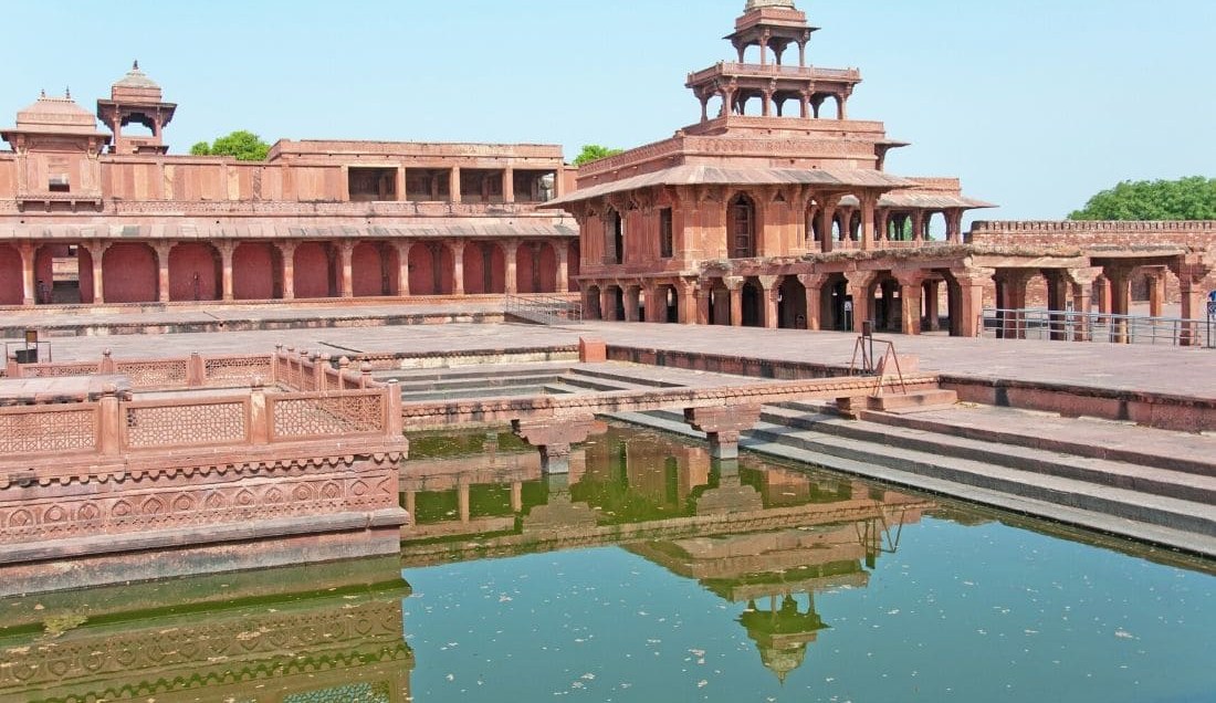 Discover the red sandstone city of Fatehpur Sikri