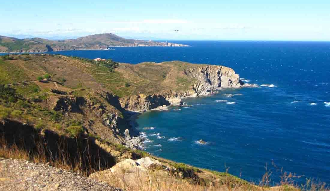 Relax in the Seaside Town of Roses