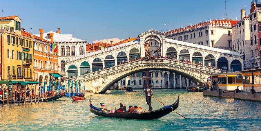 Visit Rialto Bridge - Italy.jpg
