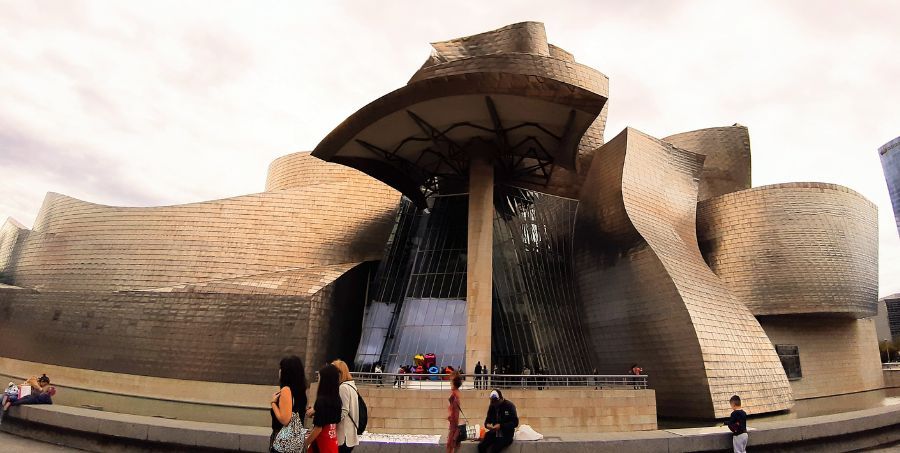 Guggenheim-Bilbao-Famous-Building.jpg