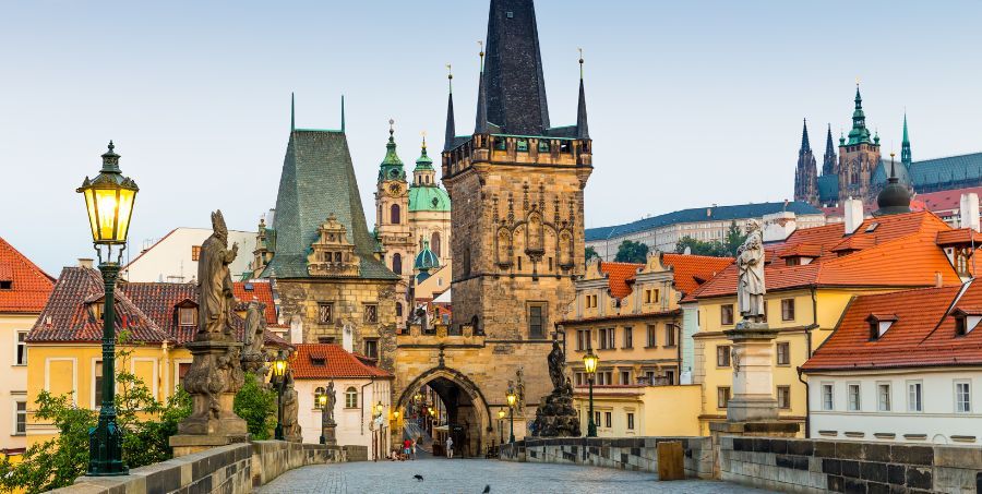 Charles bridge in Prague.jpg
