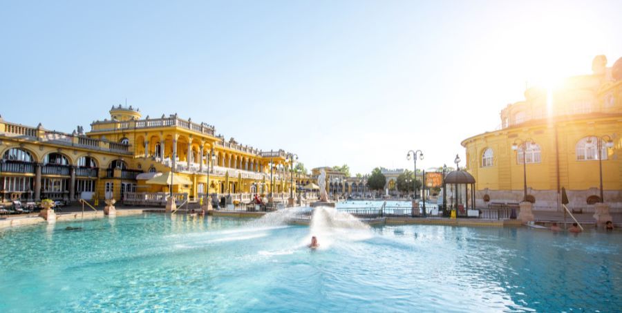 Szechenyi outdoor thermal baths.jpg