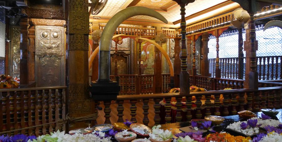 temple-of-the-tooth-kandy-sri-lanka-interior.jpg