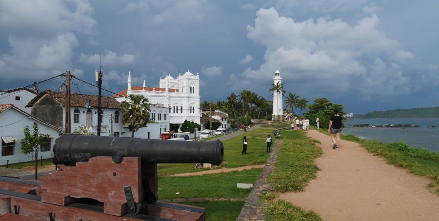 galle-fort-ramparts-cannon-lighthouse-sri-lanka.jpg