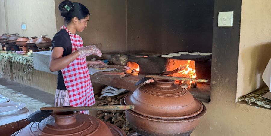 sri-lankan-village-cooking-clay-pots-wood-fire-oven.jpg