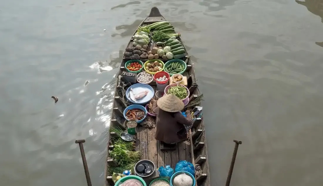 Visit the floating markets in Cai Be