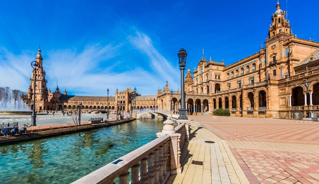 Discover Seville’s iconic Plaza de España 