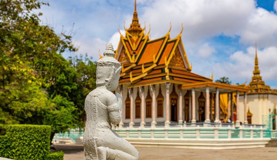 Discover the majestic royal palaces of Phnom Penh.