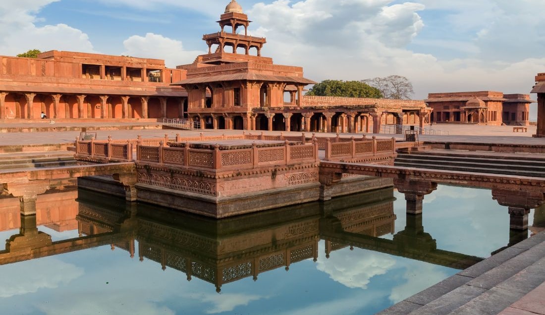 Discover the red sandstone city of Fatehpur Sikri. 