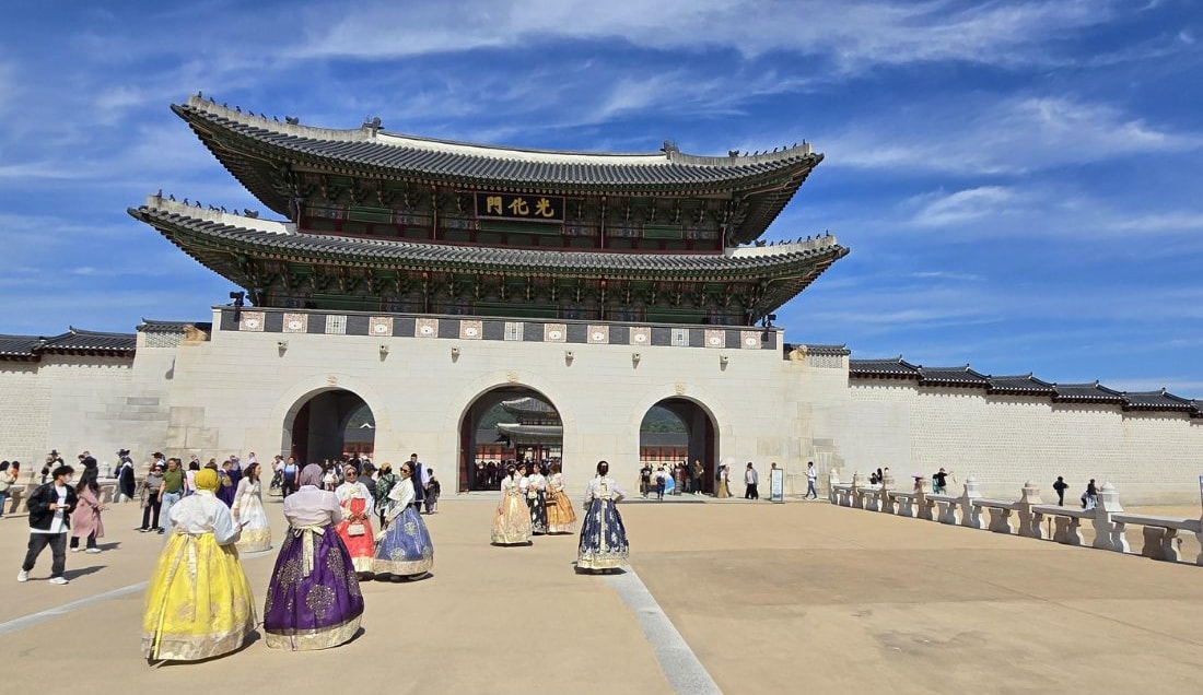 Explore the grandeur of Gyeongbokgung Palace.