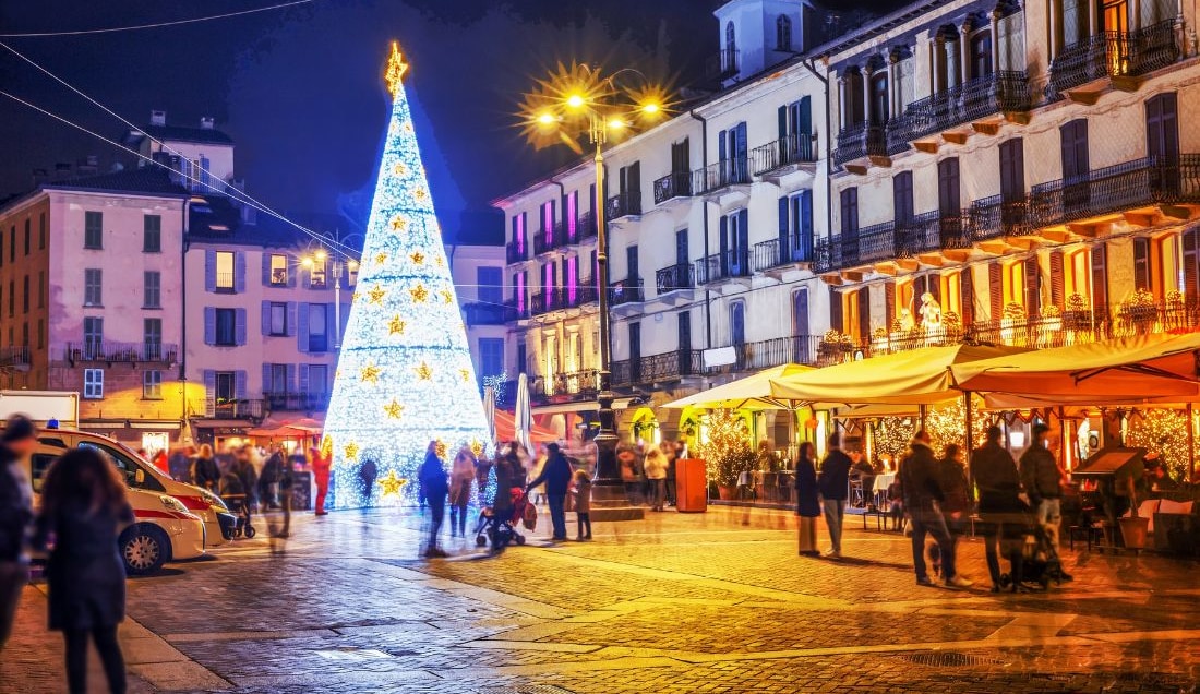 Enjoy Christmas shopping in Como.