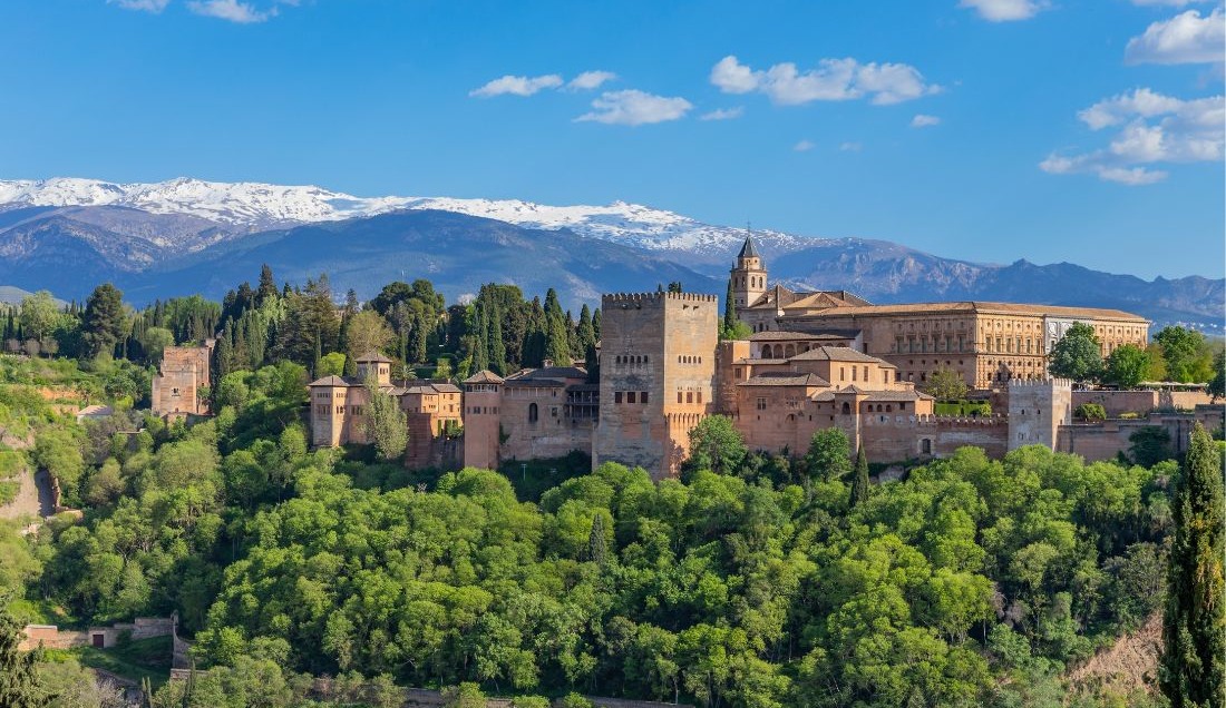 Explore La Alhambra.