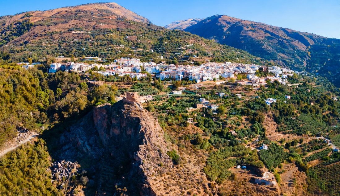 Discover the castle ruins of Lanjarón.
